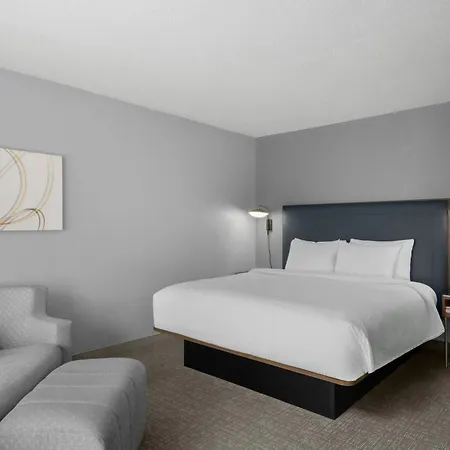 Hotel Courtyard Airport North 3*