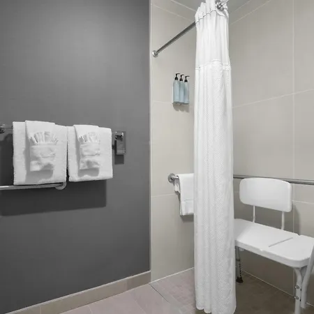 Courtyard Airport North 3*