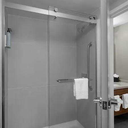 Courtyard Airport North Hotel 3*