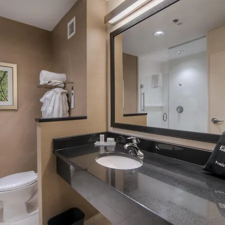 Hotel Fairfield & By Marriott Airport 3*