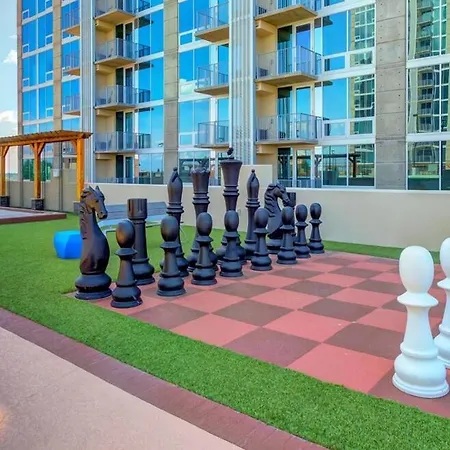 Apartment Luxury Uptown With Skyline View *