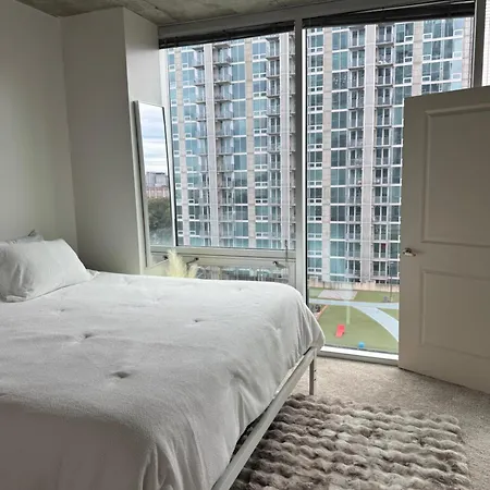 Luxury Uptown With Skyline View *