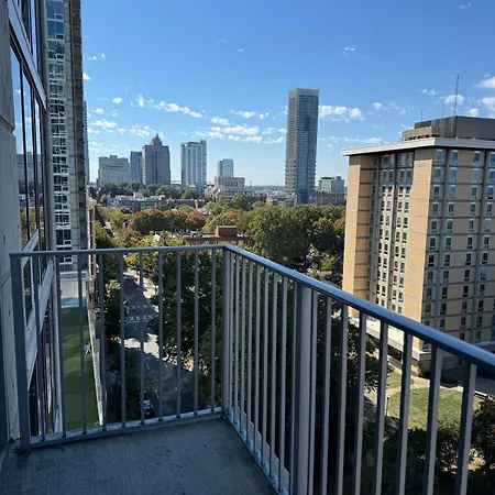 Luxury Uptown With Skyline View Apartment *