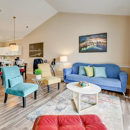Holiday home Charming W/ Balcony, 1 Mi To Unc Charlotte!