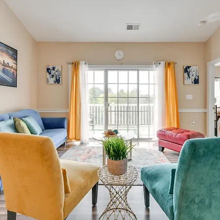 Charming W/ Balcony, 1 Mi To Unc Charlotte! Holiday home