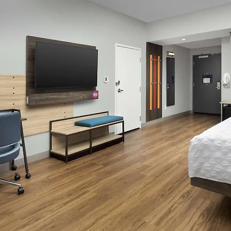 Tru By Hilton Airport Pointe 3*