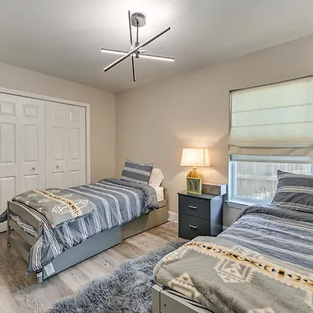 Gem W/ Deck & Community Amenities Holiday home Charlotte