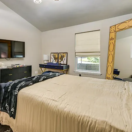 Gem W/ Deck & Community Amenities *