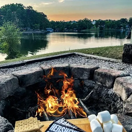 Embrace Nature In Lakefront With Fire Pit In Charlotte, North Carolina Holiday home *