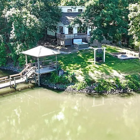 Embrace Nature In Lakefront With Fire Pit In Charlotte, North Carolina Holiday home Charlotte