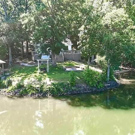 Embrace Nature In Lakefront With Fire Pit In Charlotte, North Carolina Holiday home Charlotte