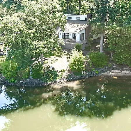 Embrace Nature In Lakefront With Fire Pit In Charlotte, North Carolina Holiday home