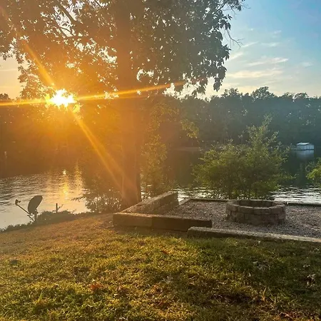 Embrace Nature In Lakefront With Fire Pit In Charlotte, North Carolina Holiday home *