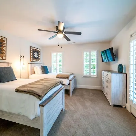 Holiday home Impressive Luxurious With Pool And Game Space In Nc Charlotte