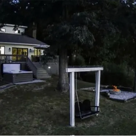 Embrace Nature In Lakefront With Fire Pit In Charlotte, North Carolina Holiday home