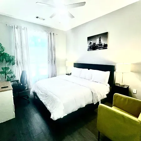 Uptown Modern 2br *