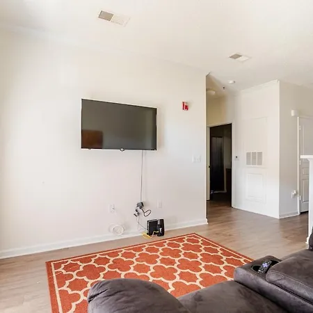 Apartment 1br With Queen Bed And Recliner Couch Free Parking Charlotte