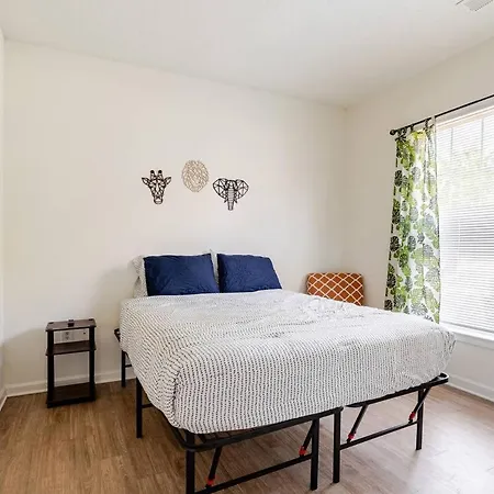 Apartment 1br With Queen Bed And Recliner Couch Free Parking Charlotte