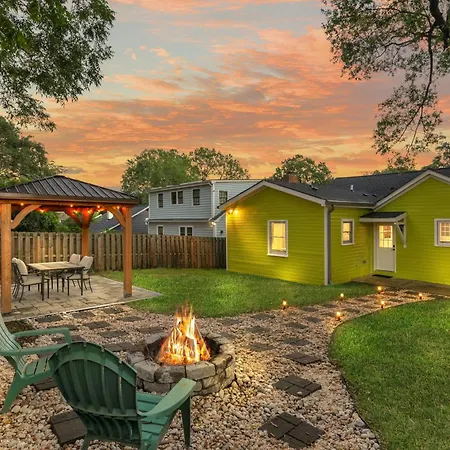 Stylish 4br Haven: Serene Backyard And Fire Pit