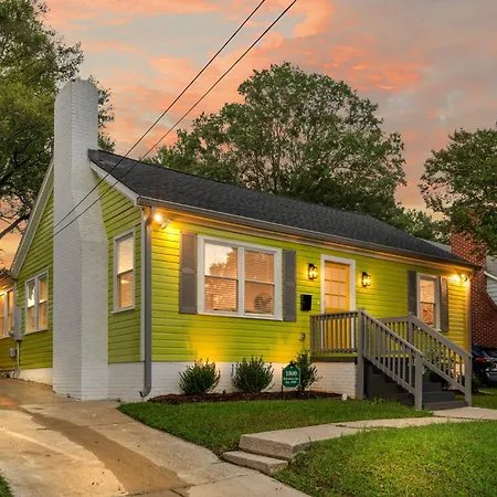 Holiday home Stylish 4br Haven: Serene Backyard And Fire Pit