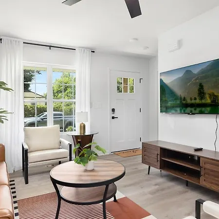 Stylish Queen Getaway In Camp North End Holiday home *