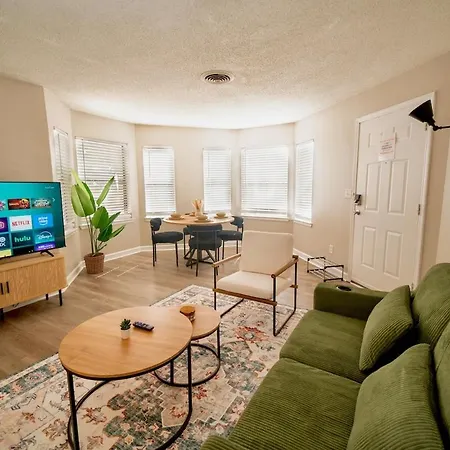 Stylish & Cozy Retreat With Backyard & Parking Holiday home