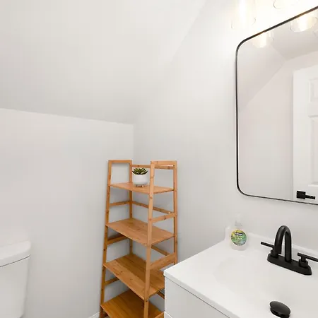 Holiday home Stylish Queen Getaway In Camp North End