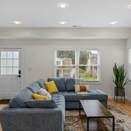 Holiday home Stylish 4br Haven: Serene Backyard And Fire Pit