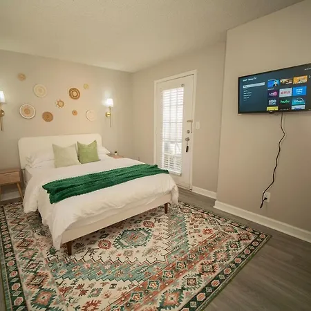 Holiday home Stylish & Cozy Retreat With Backyard & Parking