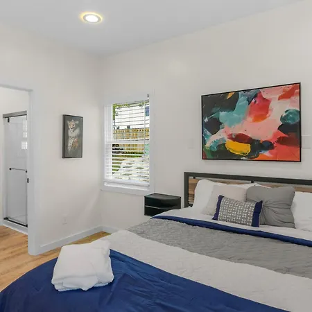 Stylish 4br Haven: Serene Backyard And Fire Pit Charlotte