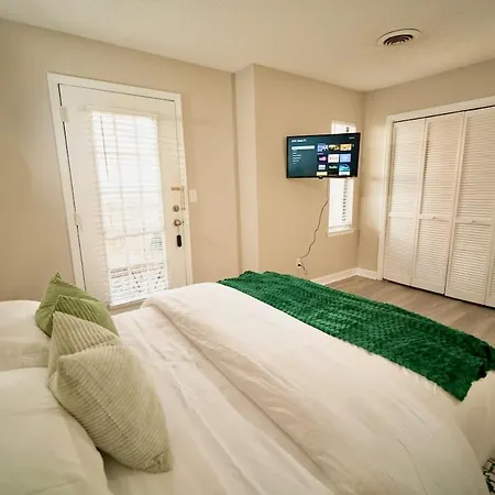 Stylish & Cozy Retreat With Backyard & Parking Holiday home *
