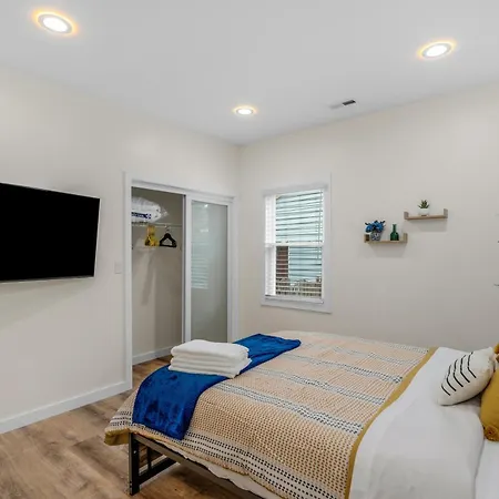 Stylish 4br Haven: Serene Backyard And Fire Pit * Charlotte