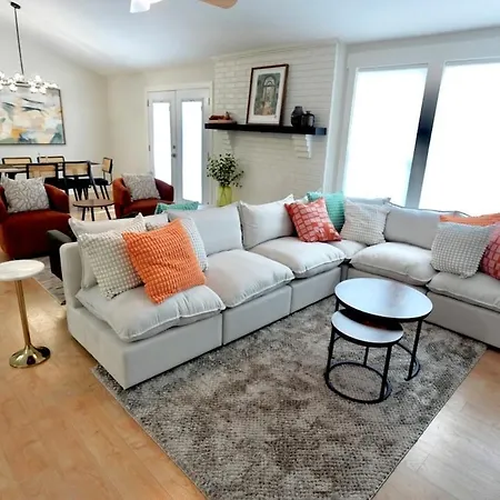 Spacious Dog-friendly Retreat Near Ballantyne