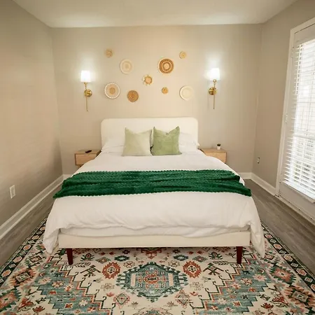 Stylish & Cozy Retreat With Backyard & Parking Holiday home