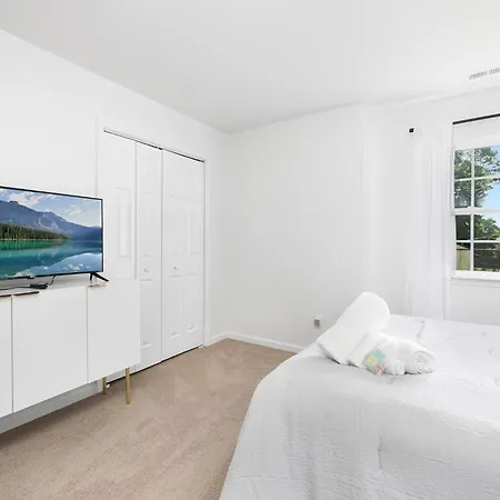 Stylish Queen Getaway In Camp North End Charlotte