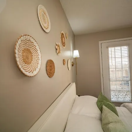Stylish & Cozy Retreat With Backyard & Parking Holiday home Charlotte