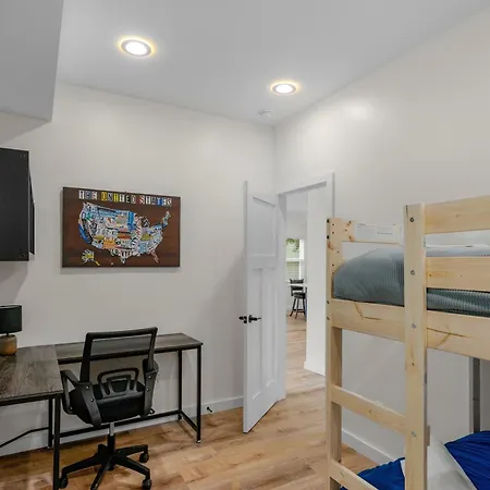 Stylish 4br Haven: Serene Backyard And Fire Pit Charlotte