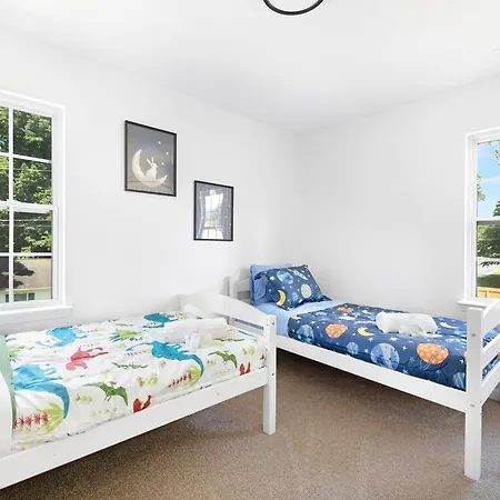 Holiday home Stylish Queen Getaway In Camp North End