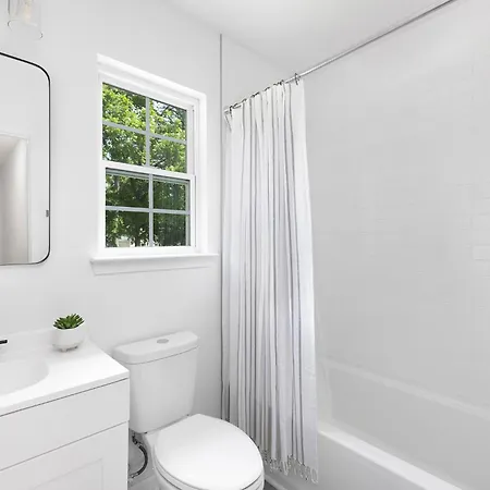 Stylish Queen Getaway In Camp North End