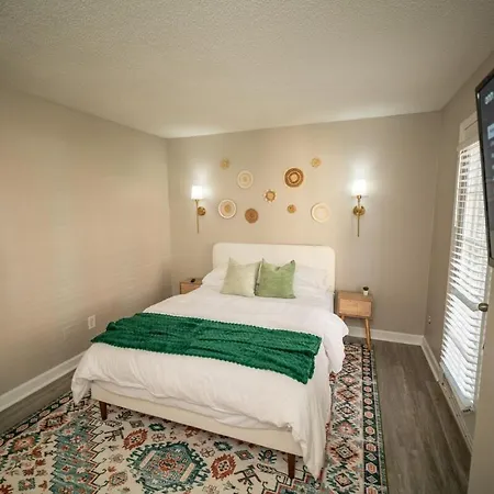 Stylish & Cozy Retreat With Backyard & Parking