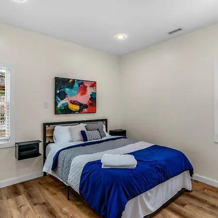 Stylish 4br Haven: Serene Backyard And Fire Pit