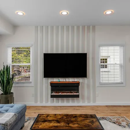 Stylish 4br Haven: Serene Backyard And Fire Pit Holiday home Charlotte