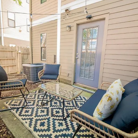 Stylish & Cozy Retreat With Backyard & Parking Holiday home Charlotte
