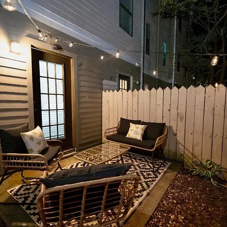 Holiday home Stylish & Cozy Retreat With Backyard & Parking *