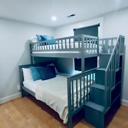 Spacious Dog-friendly Retreat Near Ballantyne Holiday home Charlotte