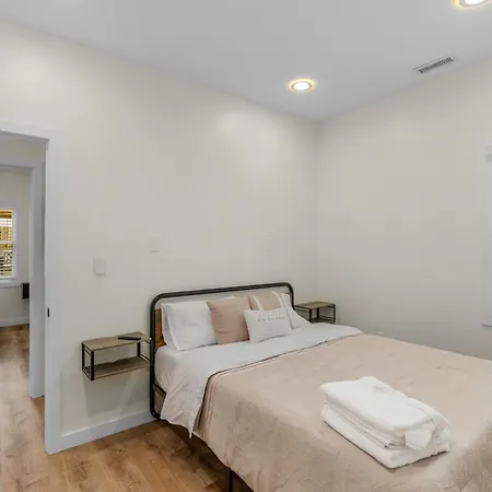 Stylish 4br Haven: Serene Backyard And Fire Pit Holiday home *