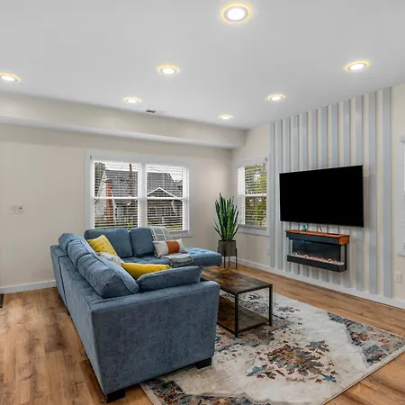 Stylish 4br Haven: Serene Backyard And Fire Pit Charlotte