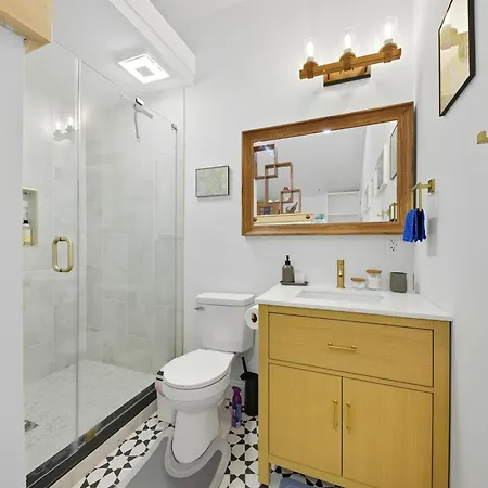 Bedrooms With Private Bath - 12min From Uptown Guest house Charlotte