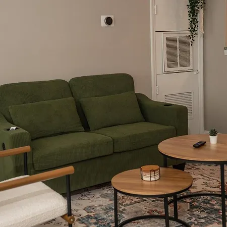 Stylish & Cozy Retreat With Backyard & Parking Charlotte
