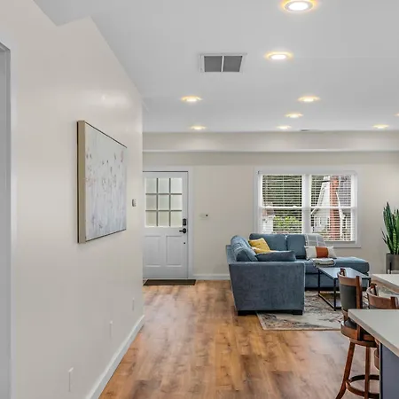 Stylish 4br Haven: Serene Backyard And Fire Pit Charlotte